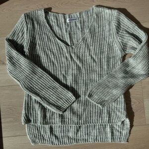Women's V-Neck Knit Sweater - Light Gray